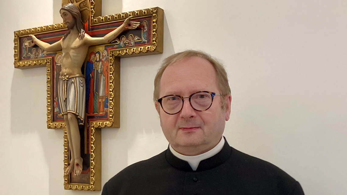 Ordinariate bishop rejects claims priests ordered to concelebrate