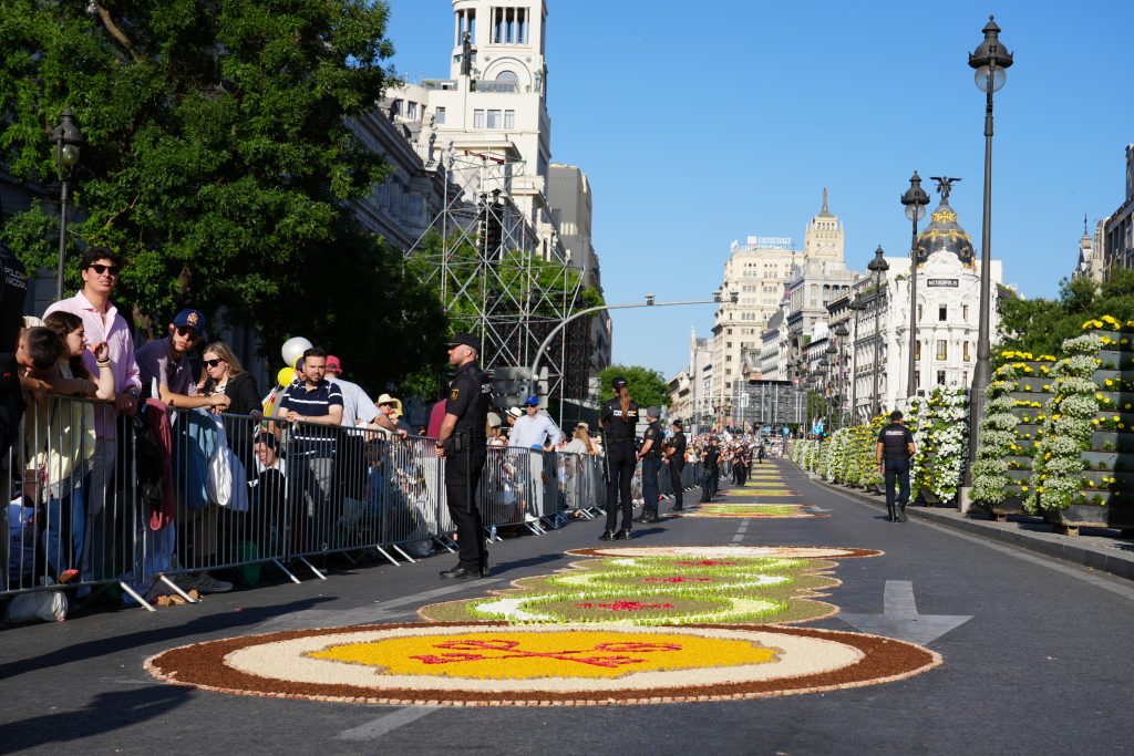 30,000 carnations line Madrid streets for Pope Leo XIV’s Corpus Christi procession